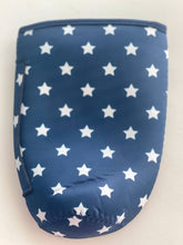 Load image into Gallery viewer, Harris Girls &amp; Co. - Tumbler Sleeve With Handle "Stars"
