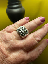 Load image into Gallery viewer, Vintage Antique Silver Rose 🌹 Flower Ring
